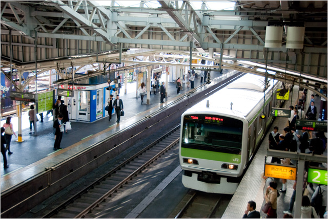 現代人の生活は電車などの交通機関の発達により歩く機会が減り筋肉量が低下して体温が低下傾向にあると言われています。